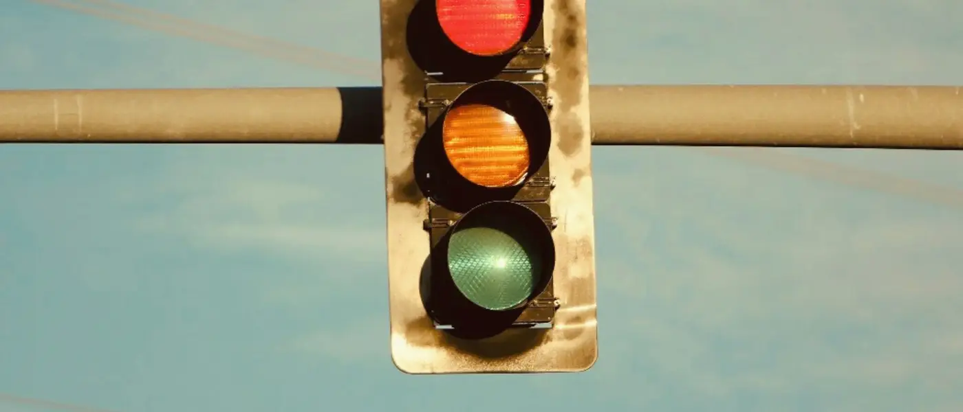 Verkehrsampel mit rotem, gelbem und grünem Licht